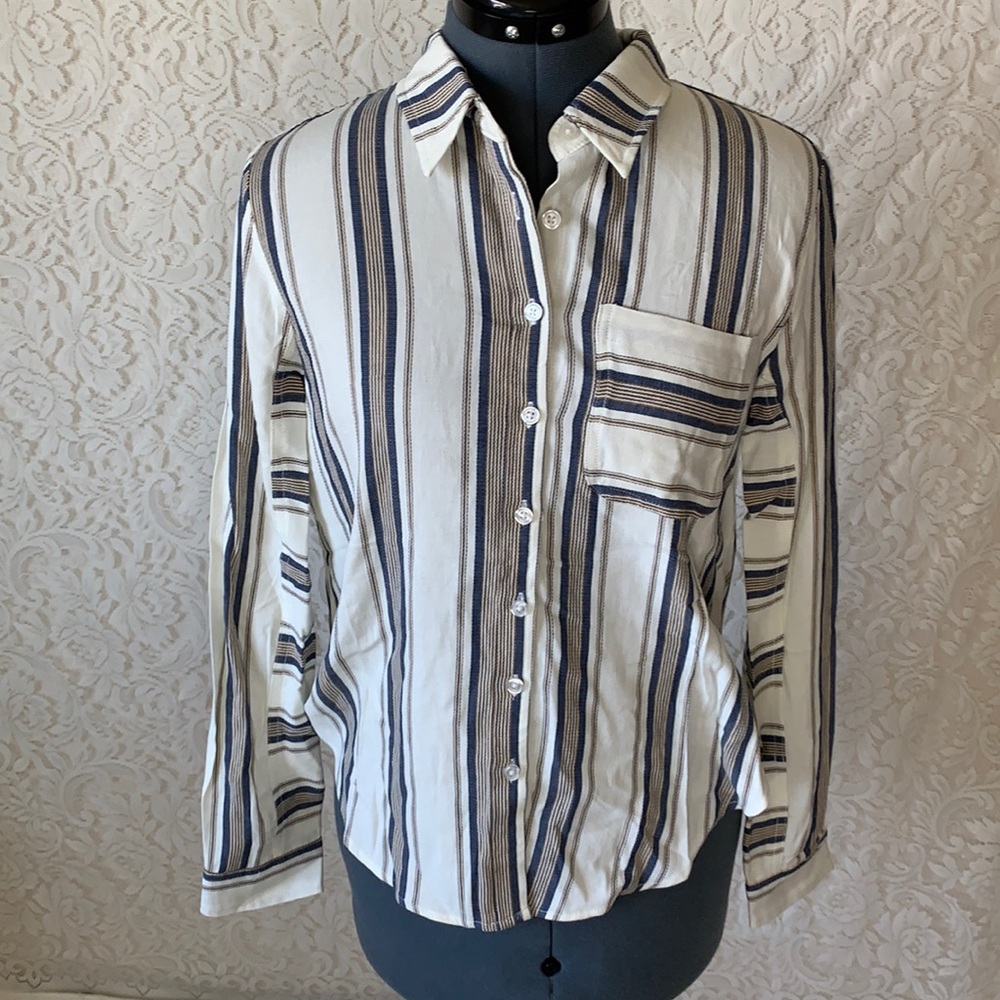 Francesca's Harper Buttoned Shirt - Picture 1 of 9